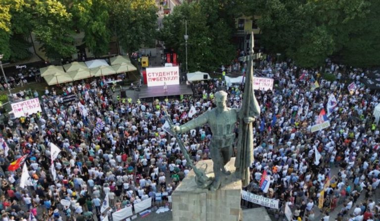 Kosova në qendër të protestës antiqeveritare në Kralevë të Serbisë