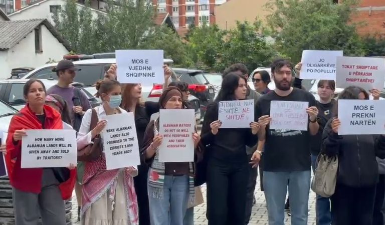 Prishtina solidarizohet me Tiranën, protestë kundër investimit në Zvërnec
