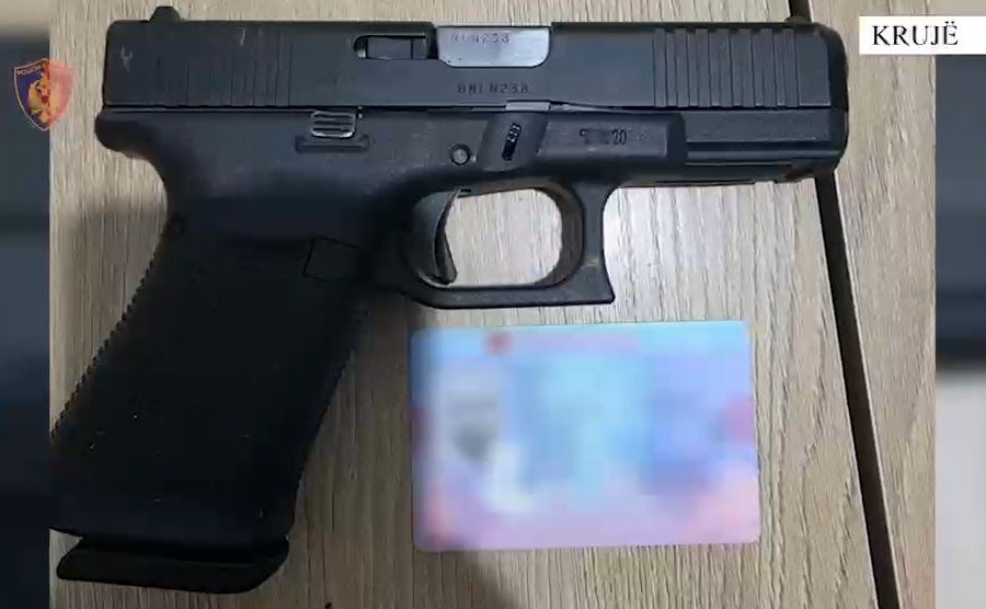 Qarkullonte me armë zjarri në automjet, Policia arreston 31-vjeçarin nga Lezha në Rinas