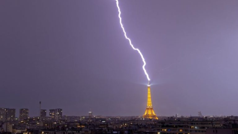 Rrufeja godet kullën Eiffel gjatë stuhisë