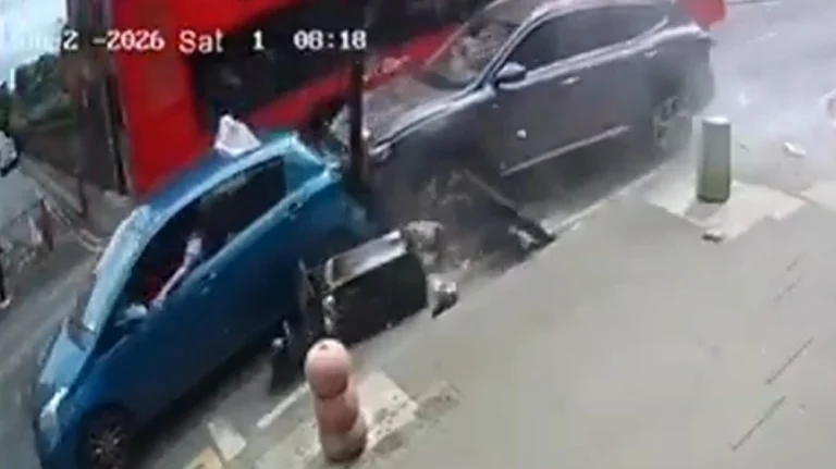 Makina përplaset me turmën në Londër, 6 të plagosur. Shoferi në kërkim (VIDEO)