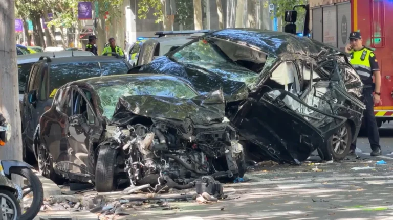 Tentoi t’i arratisej policisë, shoferi përplaset me makinën që priste në semafor. 2 të vdekur dhe 1 i plagosur në Barcelonë