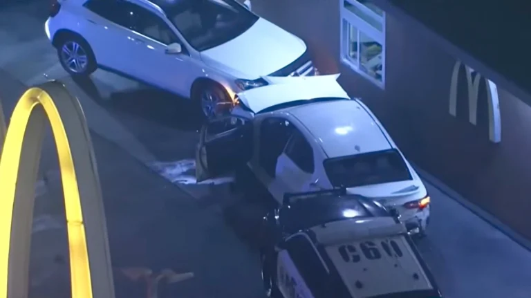 Vodhi makinën, shoferi përplas 6 këmbësorë në Los Angeles. Arrestohet autori