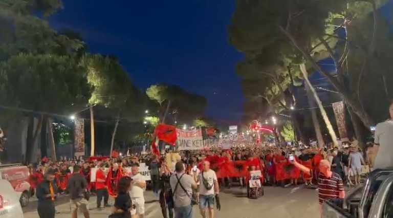LIVE| Protestuesit lënë sheshin para Kryeministrisë dhe nisin marshimin në rrugët e Tiranës