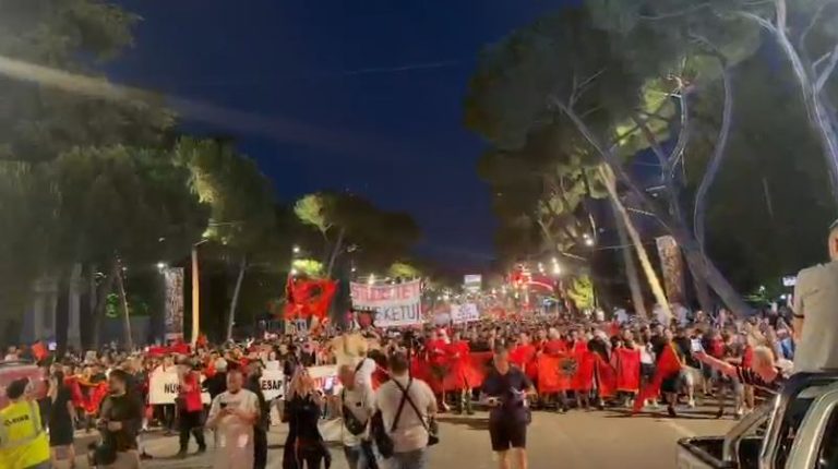 Protestuesit lënë sheshin para Kryeministrisë dhe nisin marshimin në rrugët e Tiranës (VIDEO)