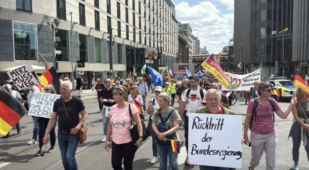 Mijëra njerëz protestojnë në Berlin, kërkojnë dorëheqjen e kancelarit Merz