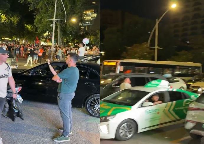 Protestuesit marshojnë në rrugët e Tiranës, drejtuesit e mjeteve solidarizohen me ta (VIDEO)