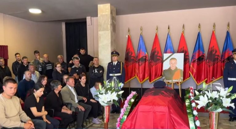 Nisin homazhet për policin e vrarë në krye të detyrës, kolegët në lot. 34-vjeçari do prehet në vendlindje