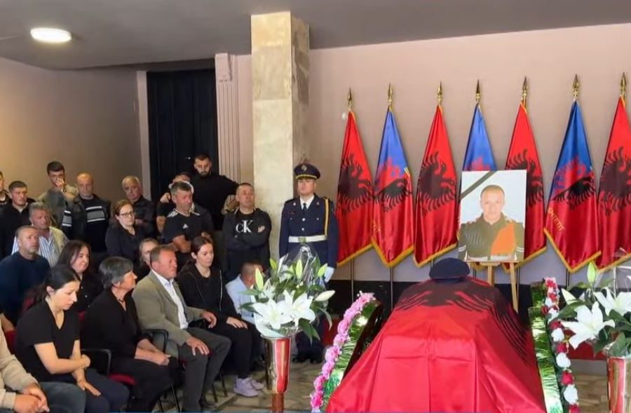 Homazhet për policin e vrarë në krye të detyrës, 34-vjeçari do prehet në vendlindje. Kolegët në lot (VIDEO)