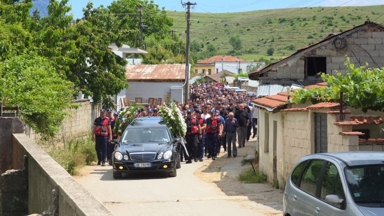 Lumë njerëzish në lamtumirën e fundit të Enea Mekollit, Dëshmor i Atdheut (VIDEO)