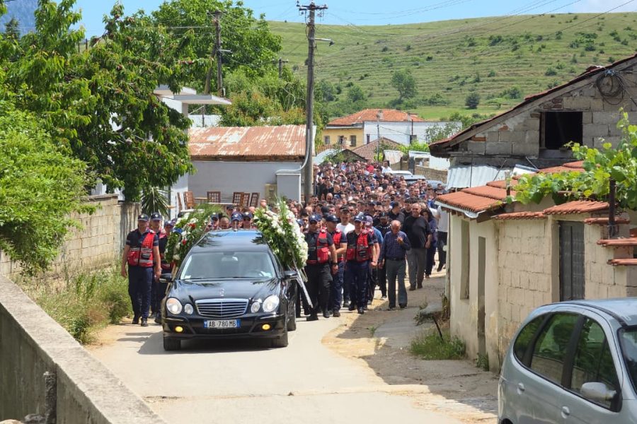 Lumë njerëzish në lamtumirën e fundit të Enea Mekollit, Dëshmor i Atdheut (VIDEO)