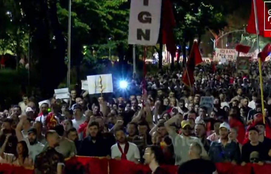 Pas tubimit para Kryeministrisë, protestuesit marshojnë në rrugët e kryeqytetit në ditën e 27-të të protestës