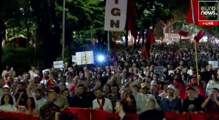 LIVE- Dita e 27-të e protestës në Tiranë, qytetarët nisin marshimin në rrugët e Tiranës