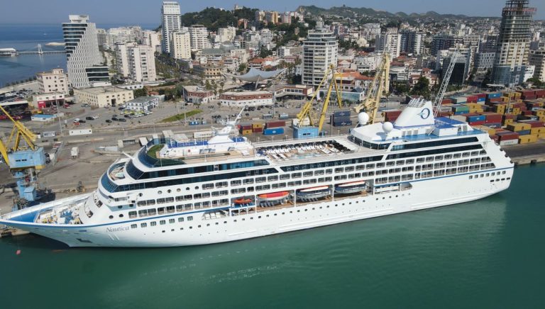 Kroçiera “Nautica” mbërrin në Portin e Durrësit me 665 turistë në bord