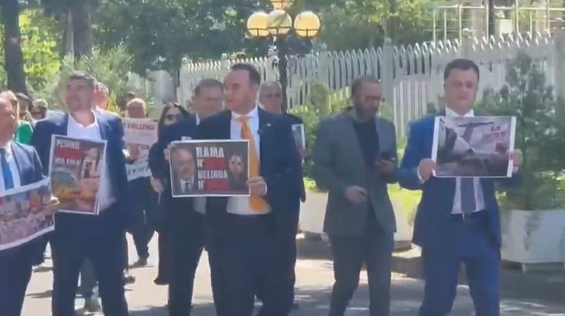 Seanca plenare në Kuvend, deputetët e PD shkojnë me pankarta në duar (VIDEO)