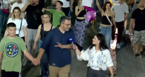 Arlind Qori në protestë me djalin: Populli e ka marrë sovranitetin në duart e veta