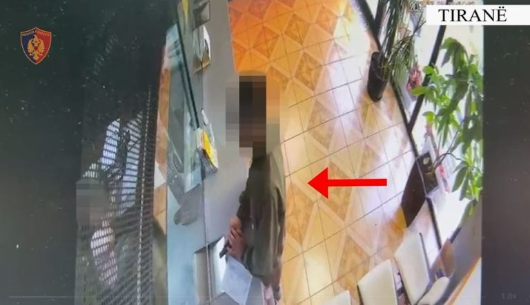 PAMJE/ Ky është momenti kur 23-vjeçari hyn në bankë me pistoletë lodër dhe tenton ta grabisë (EMRI)