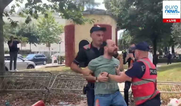 Përshkallëzohet tensioni para Parlamentit, policia arreston Dritan Goxhajn