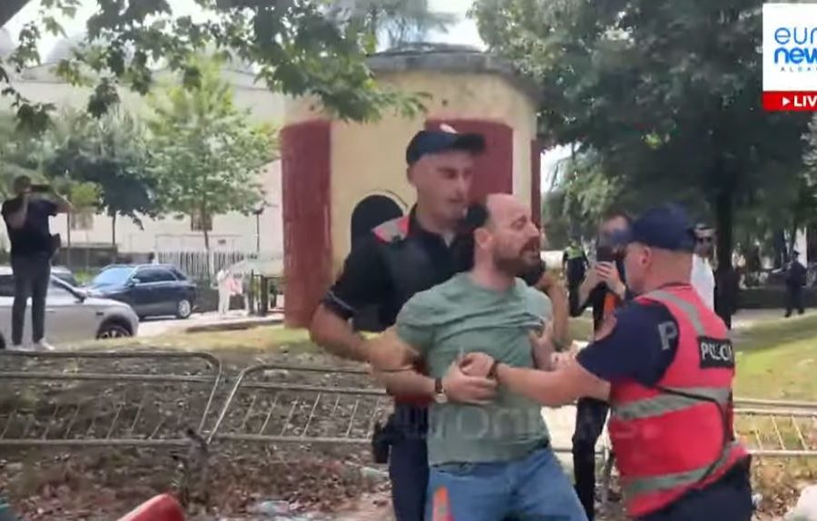 Përshkallëzohet tensioni para Parlamentit, policia arreston disa persona, mes të cilëve Dritan Goxhajn (VIDEO)