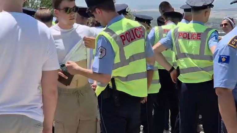 Vidovdani/ Policia e Kosovës, kontrolle të rrepta serbëve në hyrje të Gazimestanit (VIDEO)