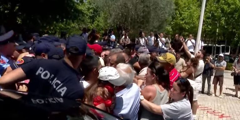 Përplasje te Parlament, policia ndërhyn për të hapur rrugën nga protestuesit