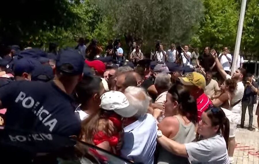 Përplasje te Parlamenti, policia ndërhyn për të hapur rrugën, i vjen në ndihmë FNSH