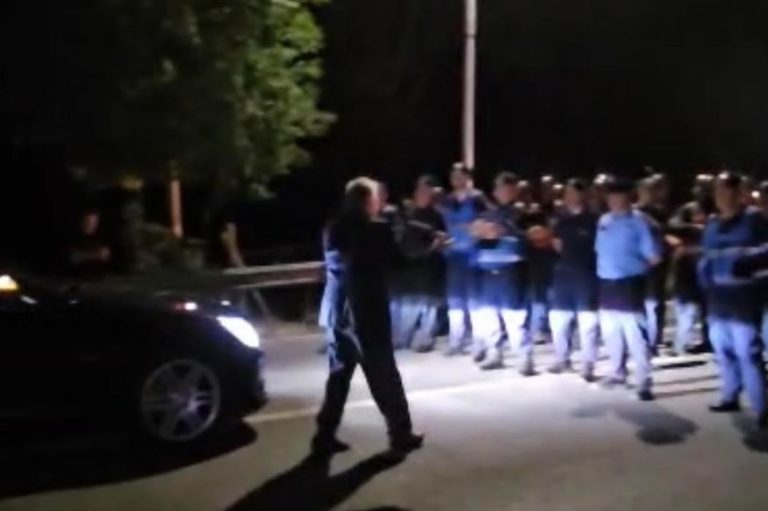 Protestuesit bllokojnë rrugën e Aeroportit të Rinasit. Policia ndalon marshimin