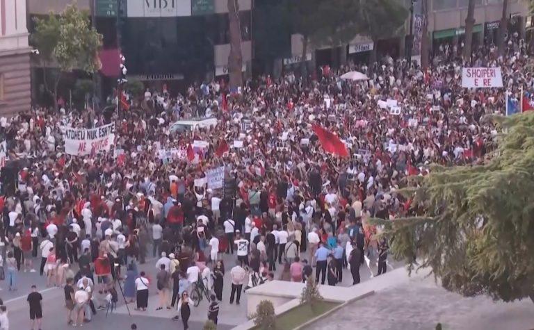 LIVE| Dita e 9-të e protestës, nis marshimi nga sheshi “Skënderbej”