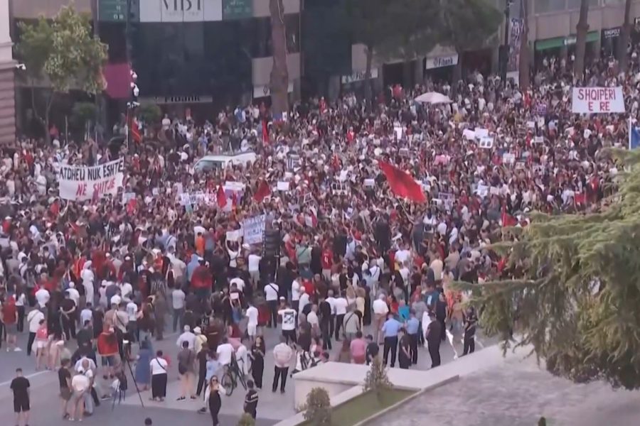 Dita e 9-të e protestës, qytetarët mblidhen para Kryeministrisë
