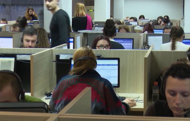 INSTAT: Menaxherët mbeten më të paguarit, mbi 122 mijë lekë në muaj