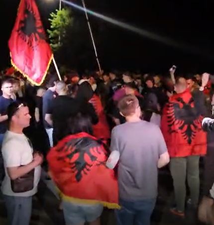 Protestuesit tërhiqen nga marshimi drejt aeroportit pas bllokimit nga policia. Kthehen për në Tiranë