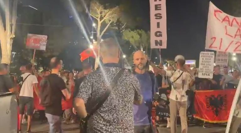 Seancë plenare dhe protestë para Kuvendit, qytetarët thirren të mblidhen në orën 10:00