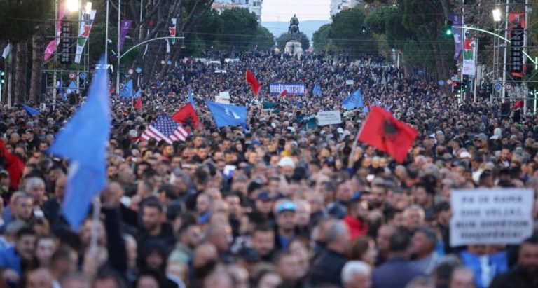 Asociacioni i Gazetarëve reagon në lidhje me sigurinë e ekipeve mediatike në protesta: Mos intimidoni gazetarët