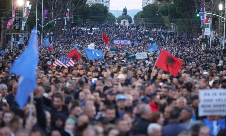 Asociacioni i Gazetarëve reagon në lidhje me sigurinë e ekipeve mediatike në protesta: Mos intimidoni gazetarët