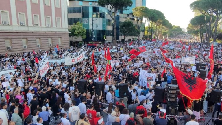 Sot dita e 16-të e protestës, qytetarët pritet të mblidhen sërish para Kryeministrisë