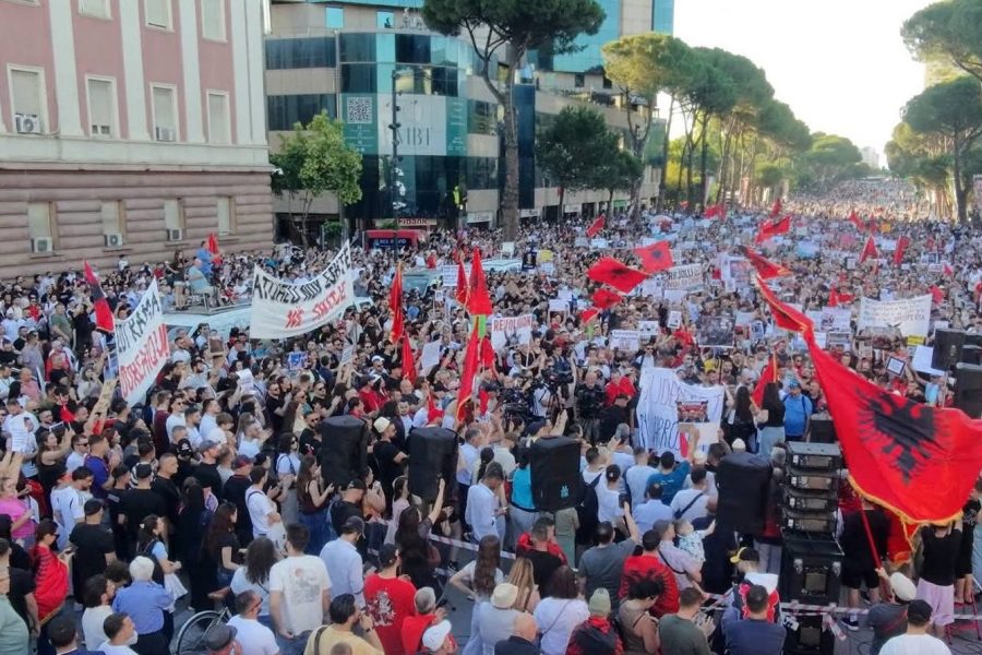 Penguan qarkullimin e mjeteve gjatë zhvillimit të protestës së 18-të në Tiranë, procedohen penalisht 23 persona