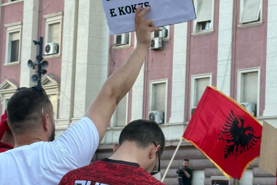 Pankartat e ditës së 8 të protestës së etiketuar si “Revolucioni i Flamingove”