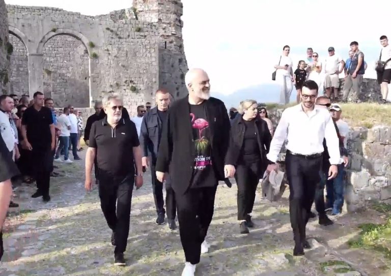 Rama i veshur me bluzë me flamingo në takimin për 35-vjetorin e PS në Shkodër
