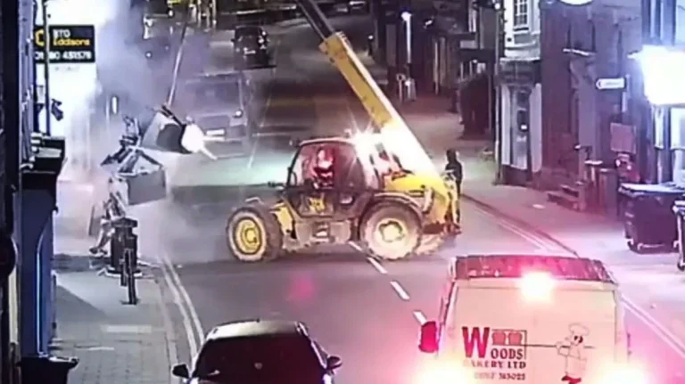 Grabitje si nëpër filma në Britani, autorët shkulin me vinç bankomatin dhe arratisen (VIDEO)