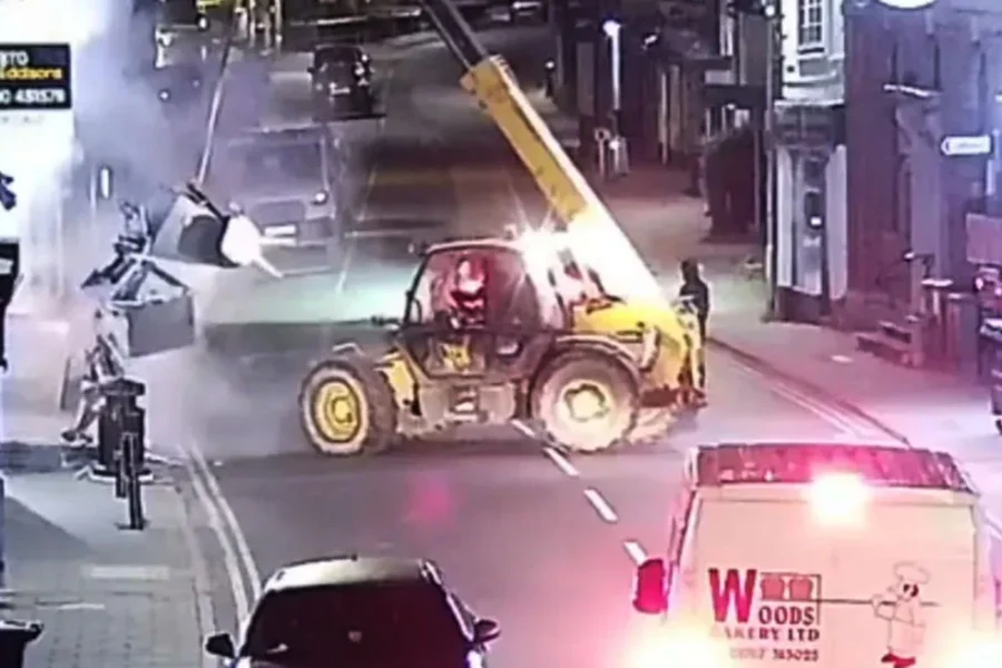 Grabitje si nëpër filma në Britani, autorët shkulin me vinç bankomatin dhe arratisen (VIDEO)