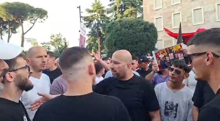 “Opozita jemi ne” – Redi Muçit i kërkohet të largohet nga protesta (VIDEO)