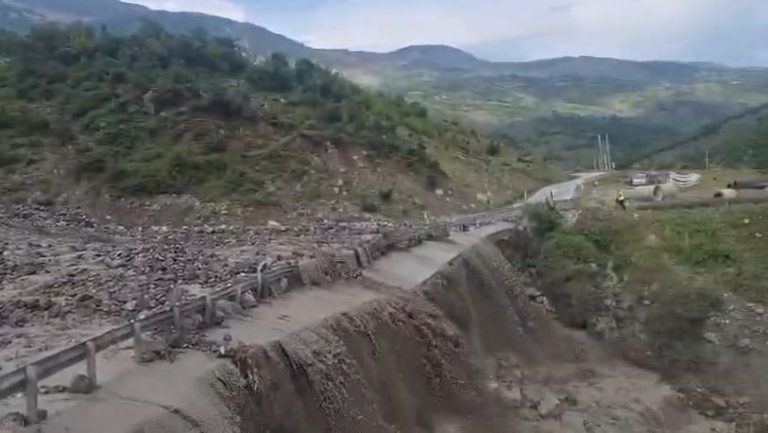 Aksi rrugor Gramsh–Moglicë i bllokuar pjesërisht nga rrëshqitje dheu pas reshjeve të shiut (VIDEO)