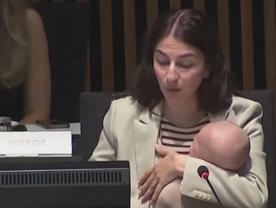 Ministrja suedeze merr foshnjen me vete në mbledhjen e qeverisë
