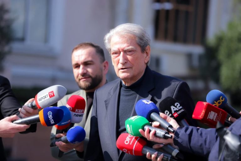 Berisha reagon pas protestës pranë Parlamentit: Policia ushtroi dhunë ndaj qytetarëve, të lirohen të shoqëruarit