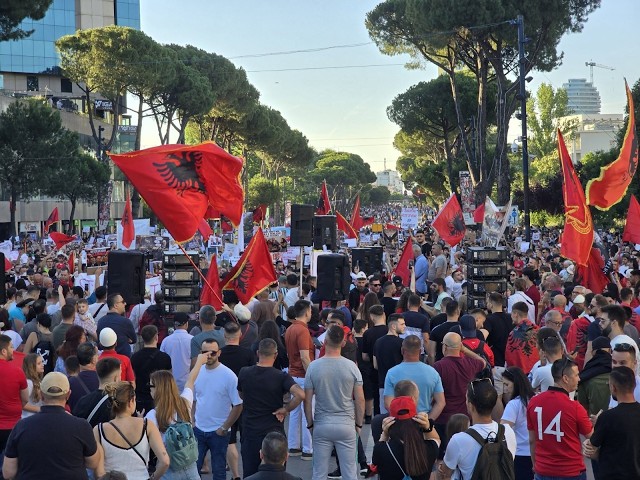 Sot dita e 26-të e protestës në Tiranë, qytetarët pritet të mblidhen para Kryeministrisë