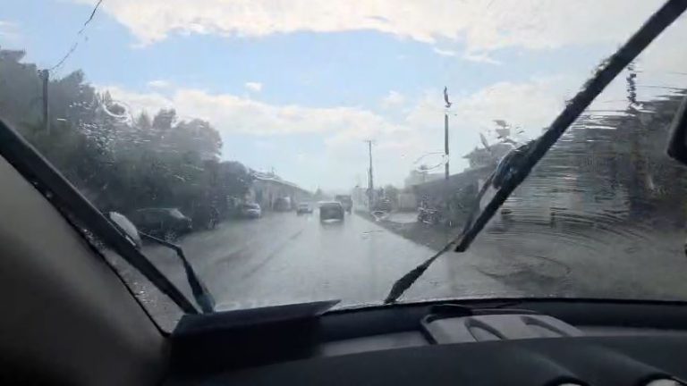 Rrebeshe të forta shiu përfshijnë Elbasanin, vështirësi në qarkullimin rrugor