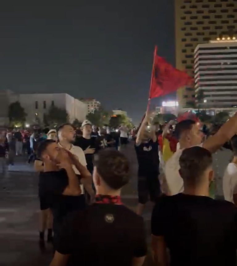 Dita e 12 e protestës mbyllet në Sheshin Skënderbej me himnin kombëtar