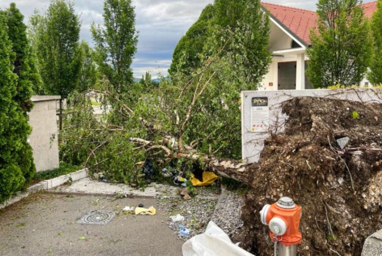 Një stuhi e fortë godet Slloveninë, qindra ndërtesa të dëmtuara