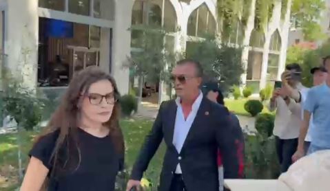 “Hajdut, analfabet”, protestuesit ndjekin deputetin e PS kur del nga Parlamenti