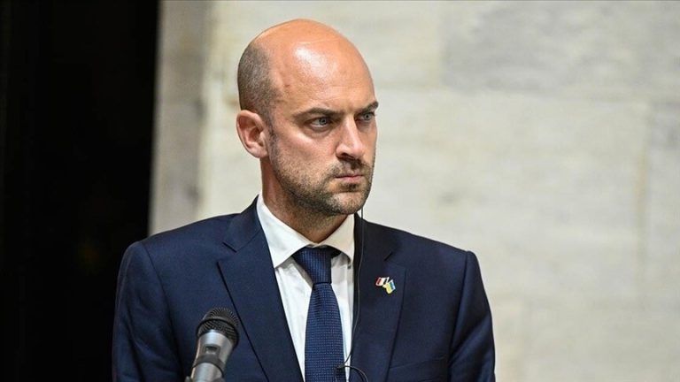 Franca njofton sanksione në të gjithë BE-në ndaj 54 subjekteve për shkak të flotës në hije të Rusisë
